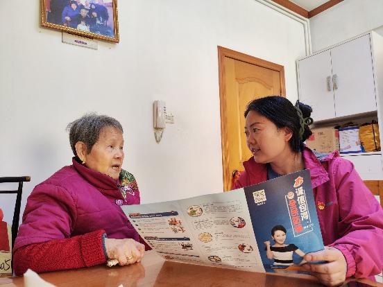 （二）党员、红色小管家、网格员、物业、志愿者齐参与的反电诈宣传队伍面向居民、商户发放反电诈宣传单页，张贴反电诈宣传海报1