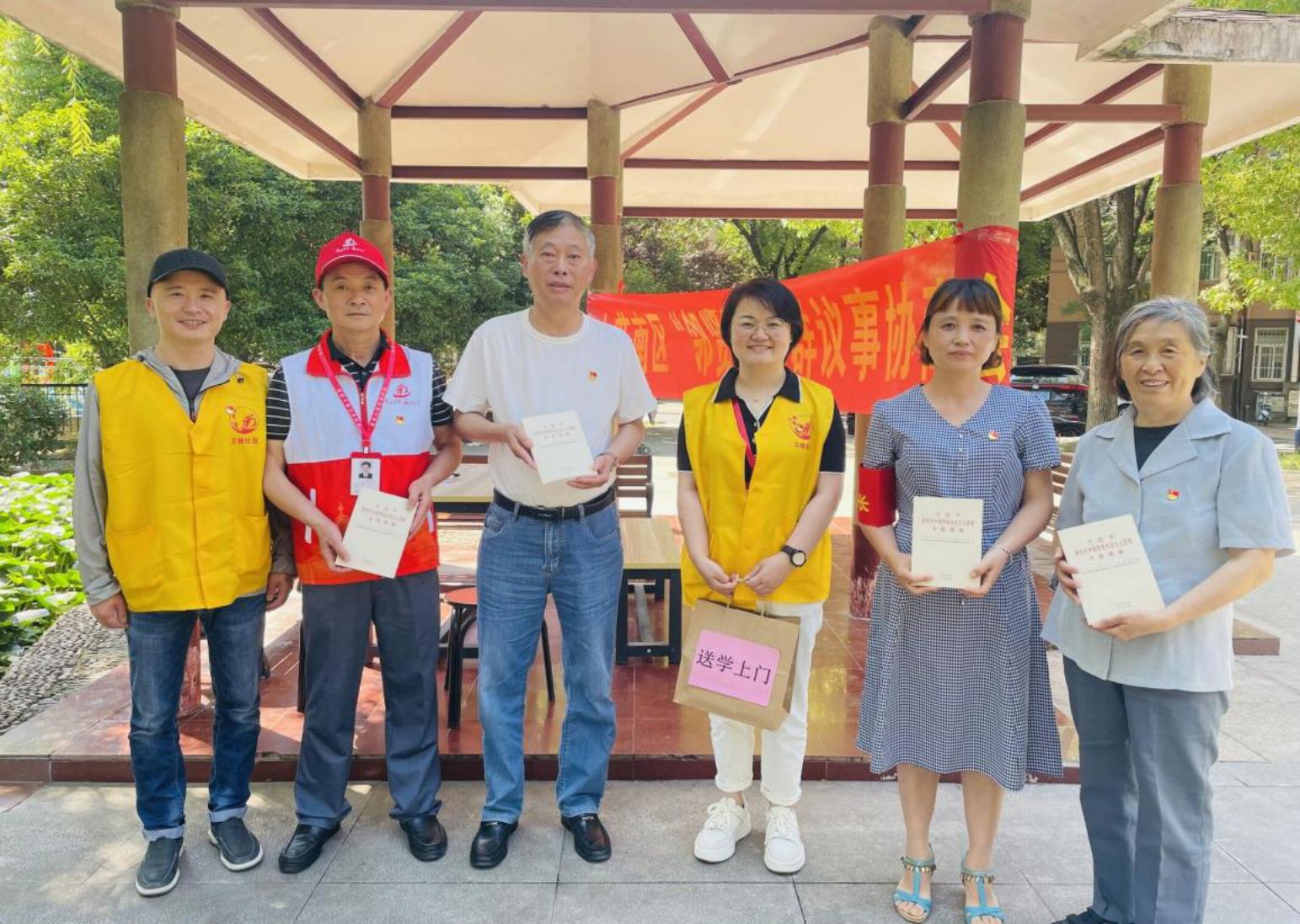 （创新渠）卫塘社区党委书记、菱水苑南区支部书记前往小区开展“送学上门”活动，把理论送进小区、楼栋，并以此为契机，向党员同志征询组织生活相关建议