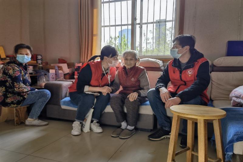 社区党员和志愿者上门对困难群众进行慰问