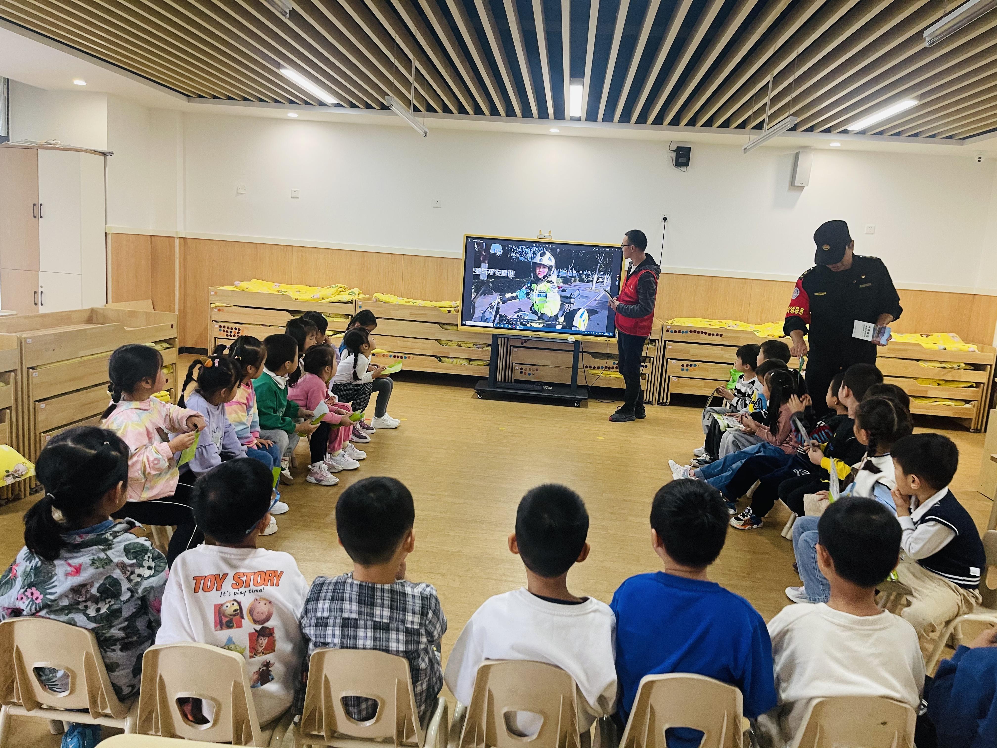 社区联合城管中队走进辖区幼儿园进行平安建设宣讲