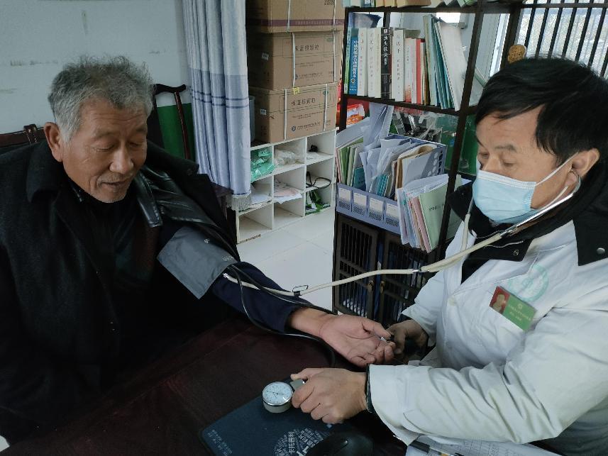 图片1为安徽省涡阳县花沟镇孙小桥村民李洪光在村卫生室测量血压