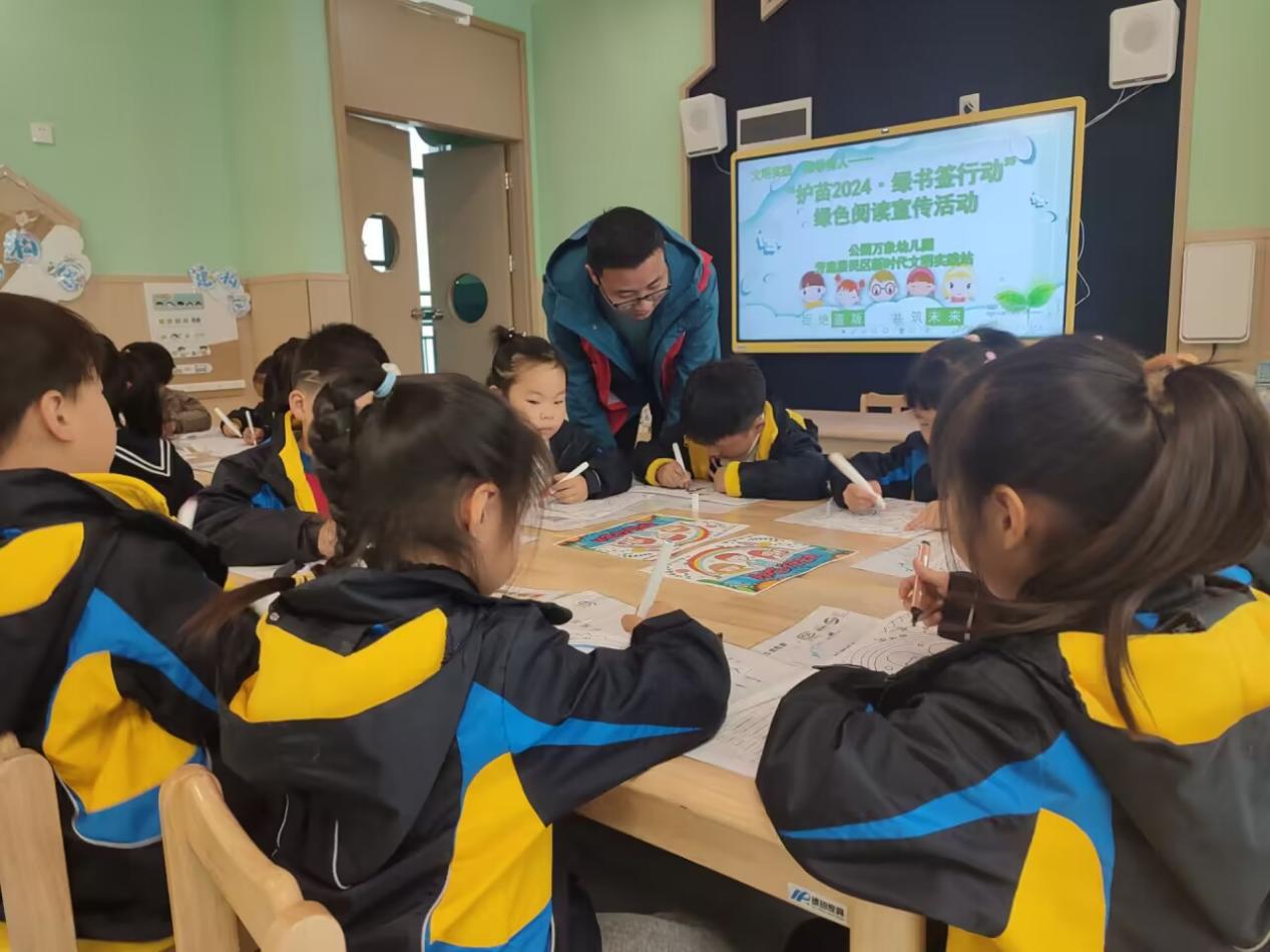 活动时间：2024年3月22日 活动地点：芳庭居民区新时代文明实践站 活动主题：“护苗2024·绿书签行动”绿色阅读宣传活动