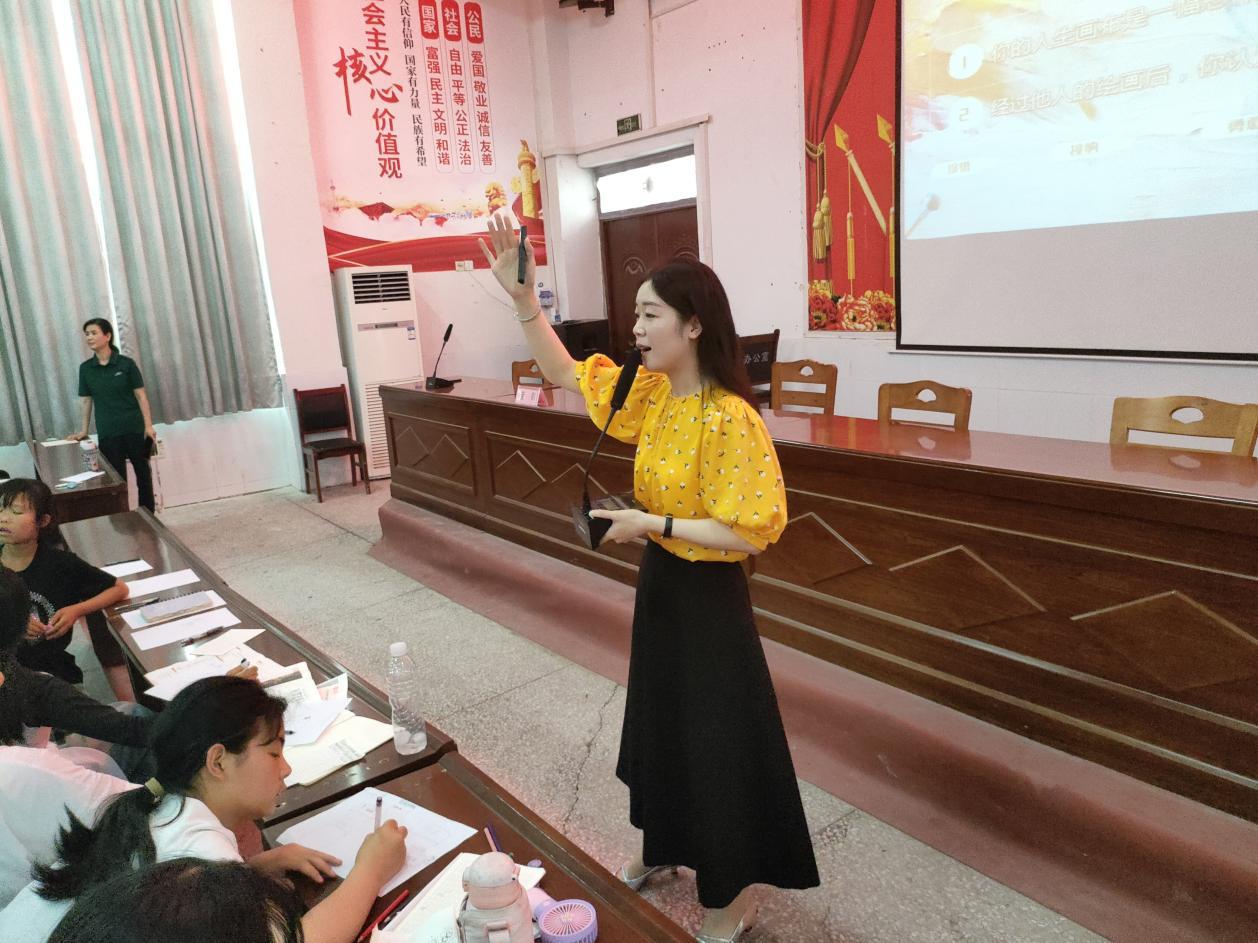 图为心理健康老师董影为陈大镇中心校学生进行心理健康教育相关知识讲授