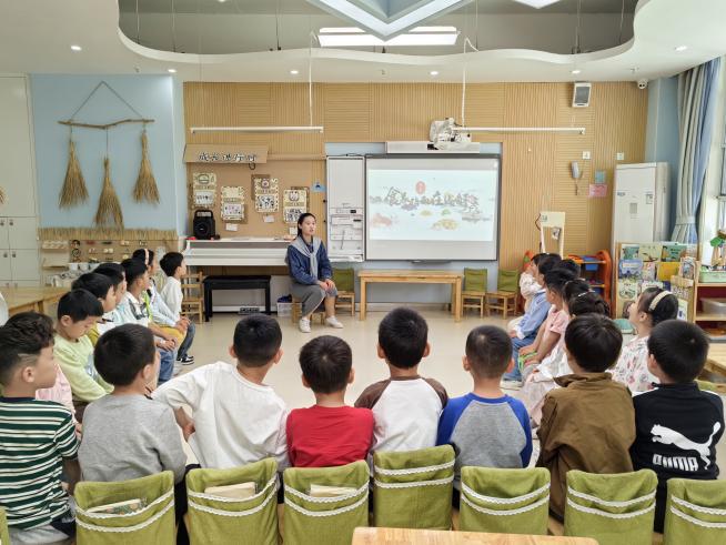 2024.5.14合肥市雪霁路幼儿园大一班教师带领幼儿观看营养周宣传视频