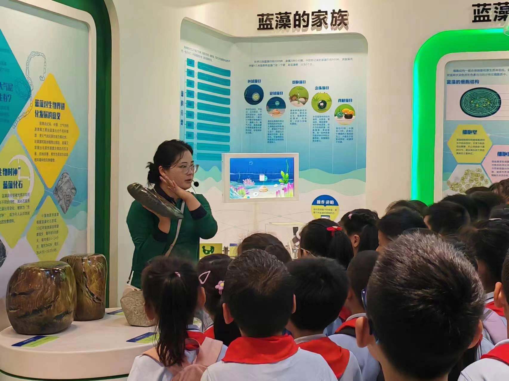 2024年6月8日，合肥师范附小二（12）班走进蓝藻科普馆开展科普研学游