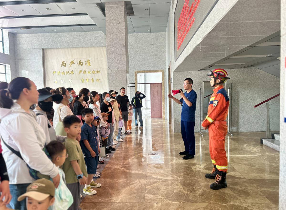 长丰（双凤）经开区凤巢社区：大手拉小手+致敬“火焰蓝”+(3)