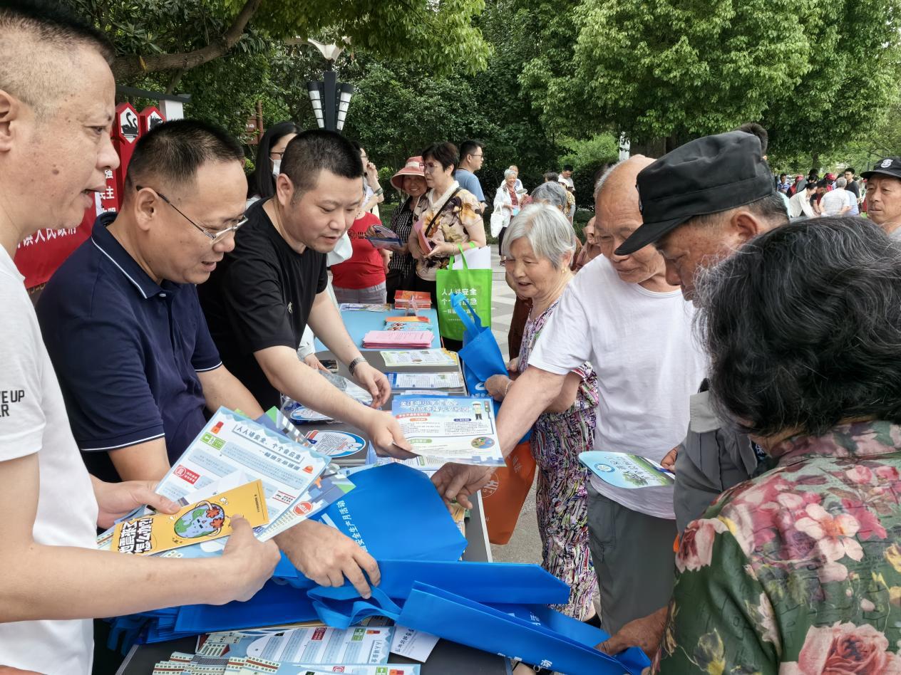 a2b843f8b9d16541f53e00f36ab8fa0