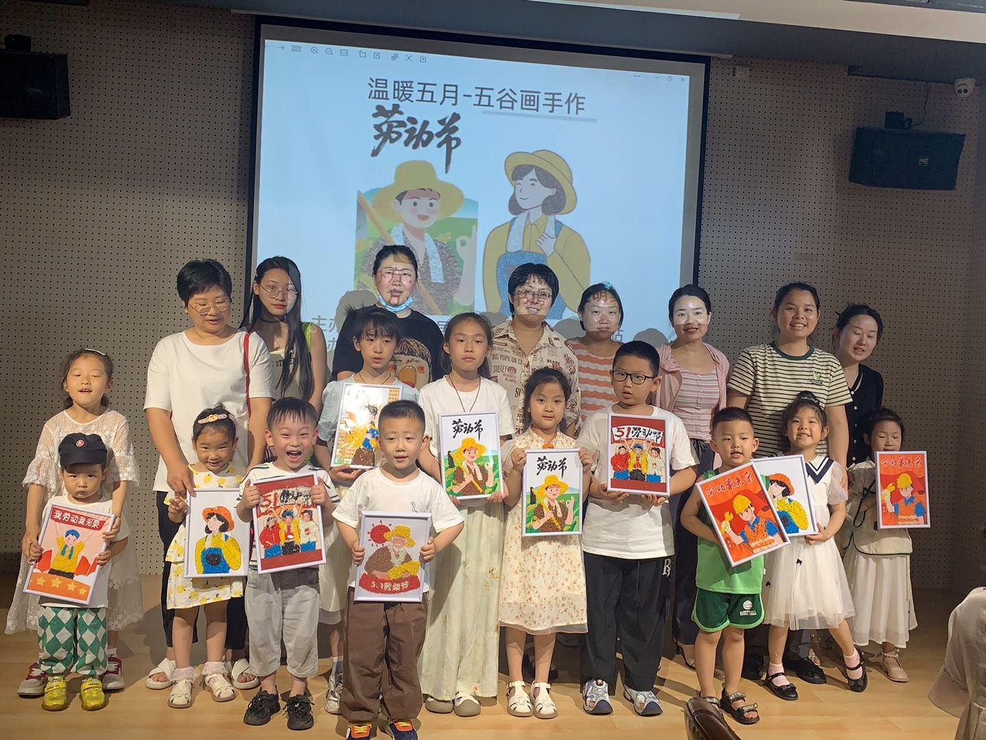 小孩们站在一起合影的一群人

中度可信度描述已自动生成