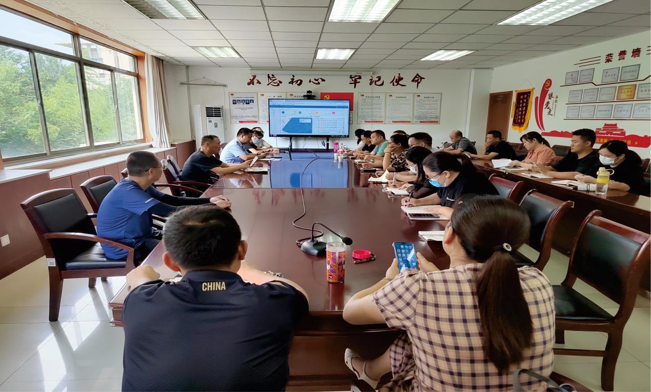 “周医生工作室”召开1+5+N工作例会，邀请研发人员为帮扶小组成员培训线上服务平台的具体操作。