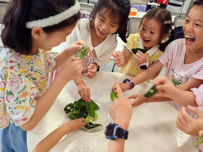 小孩们在吃东西&#xA;&#xA;中度可信度描述已自动生成