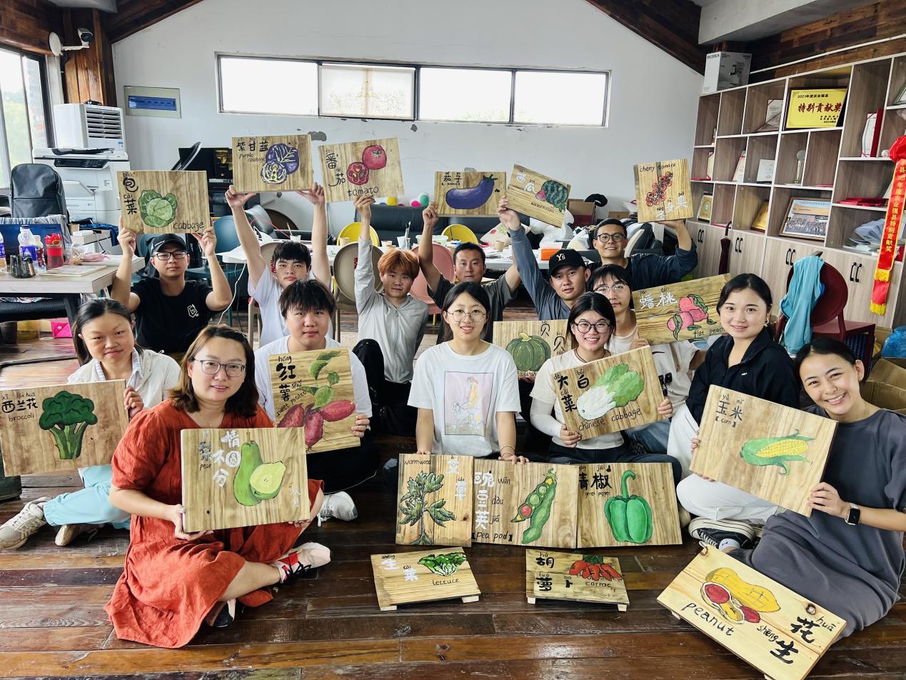 团队共创马郢村情圆农场科普生态板成果展示