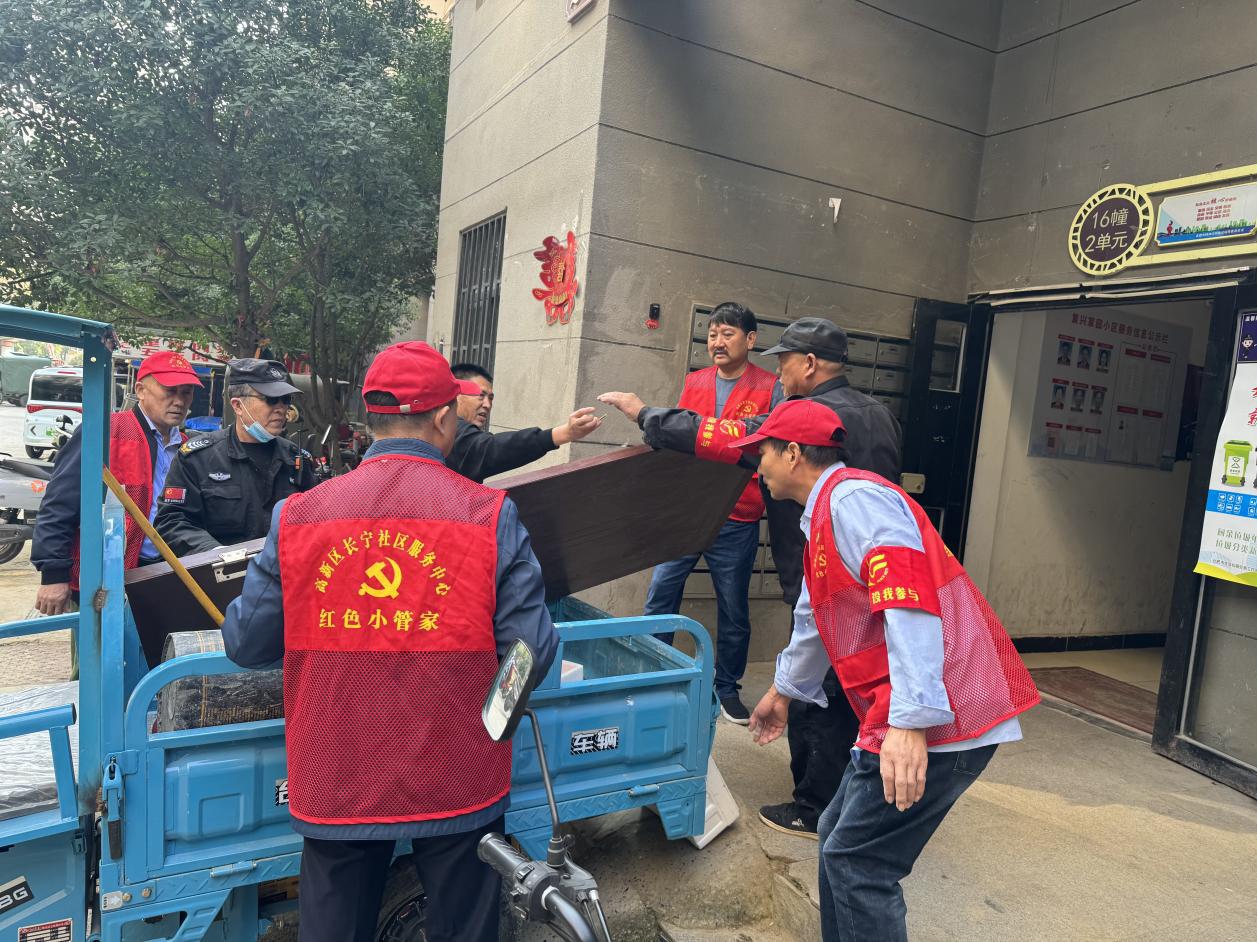 清理楼道杂物