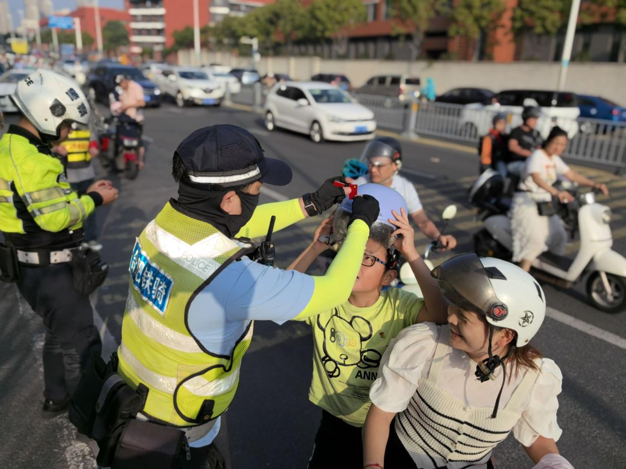 C:\Users\Administrator\Desktop\稻香村小学迎国庆交通安全宣教\肥西路校区\Image_1727580371760.jpg