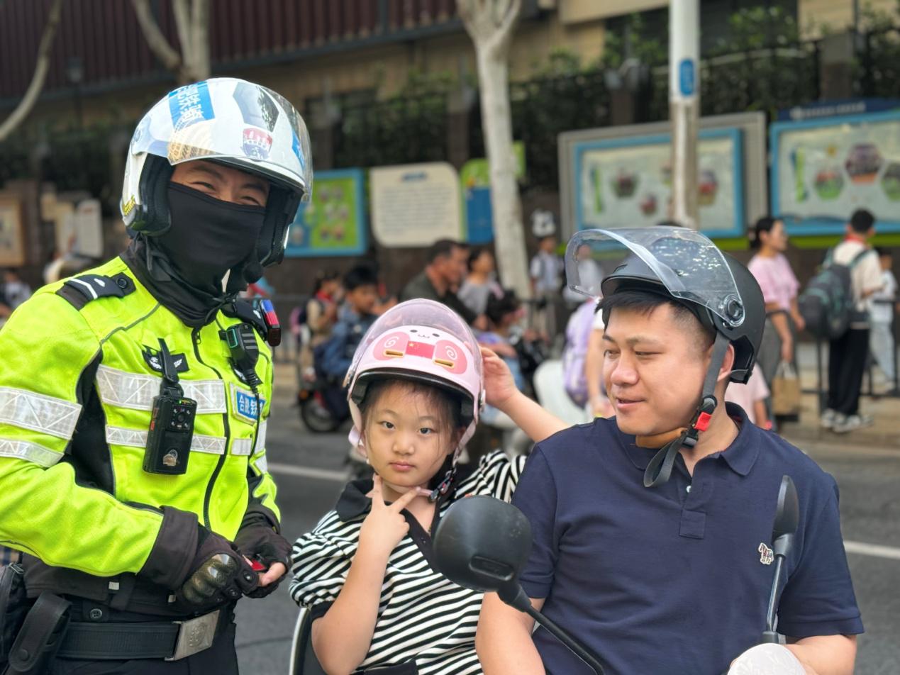 C:\Users\Administrator\Desktop\稻香村小学迎国庆交通安全宣教\岳西路校区\3C934693EF12072D9F3861AC6560EE80.png