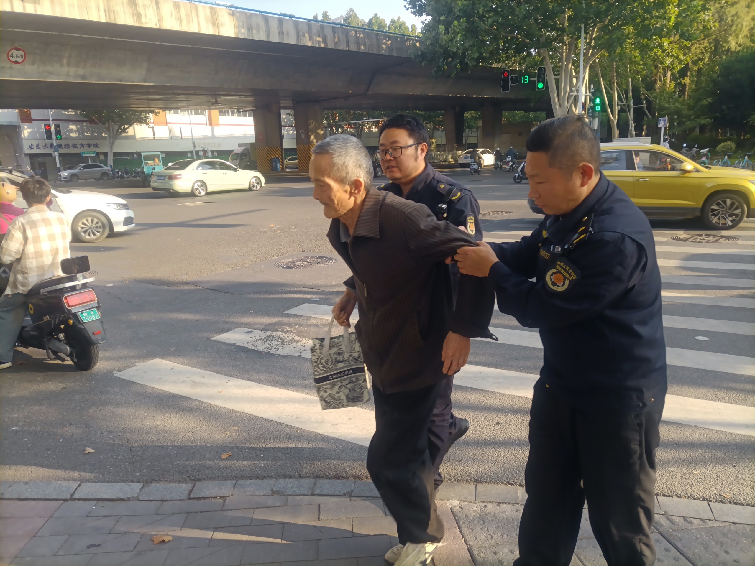 合肥城管暖心救助摔倒老人 (2).jpg
