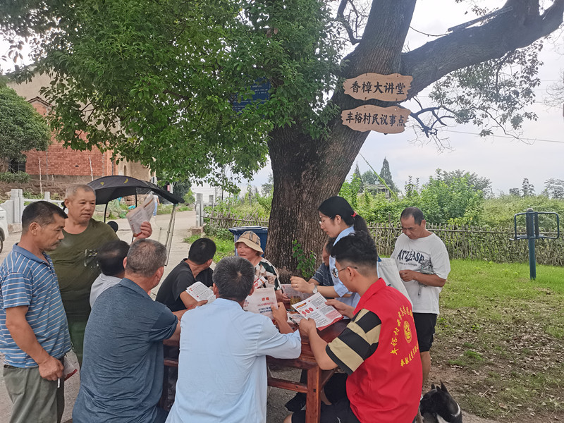 图为：丰裕村在东形香樟大讲堂开展《反有组织犯罪法》及扫黑除恶常态化宣传活动_副本.jpg