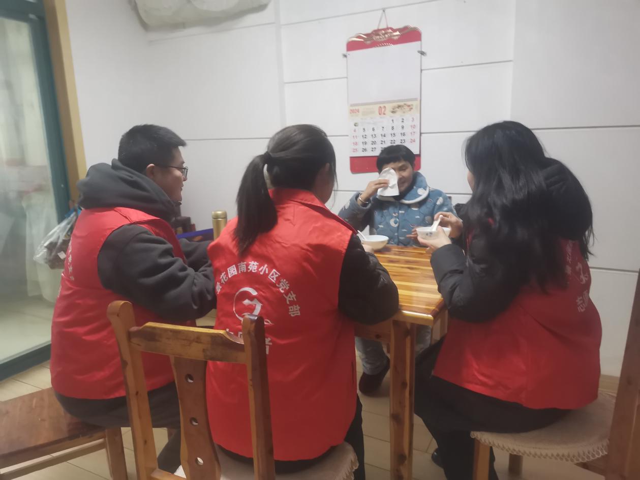 社区志愿者陪同失独父母吃汤圆（三）