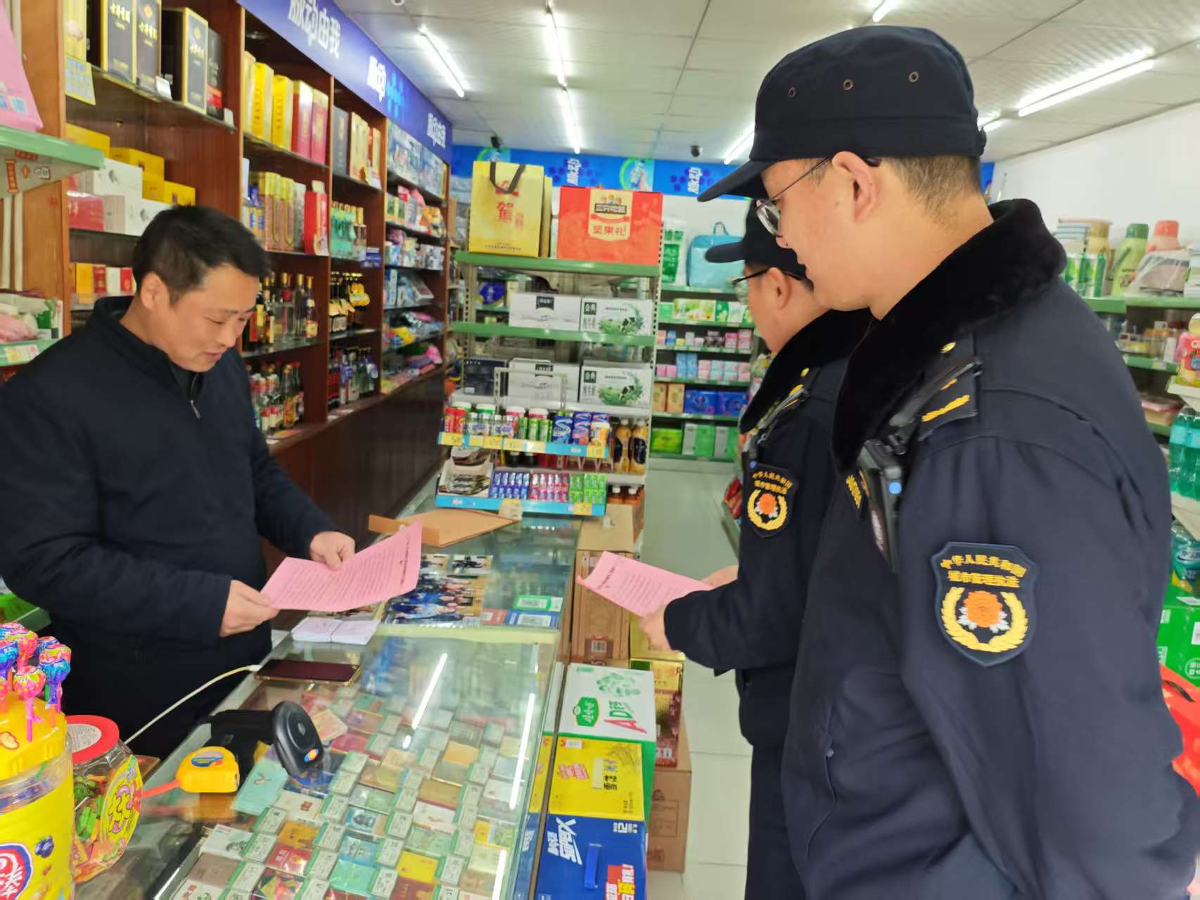 10时，芙蓉路，城管中队执法队员卜江旭、李响向沿街商户发放烟花爆竹禁燃禁放告知书