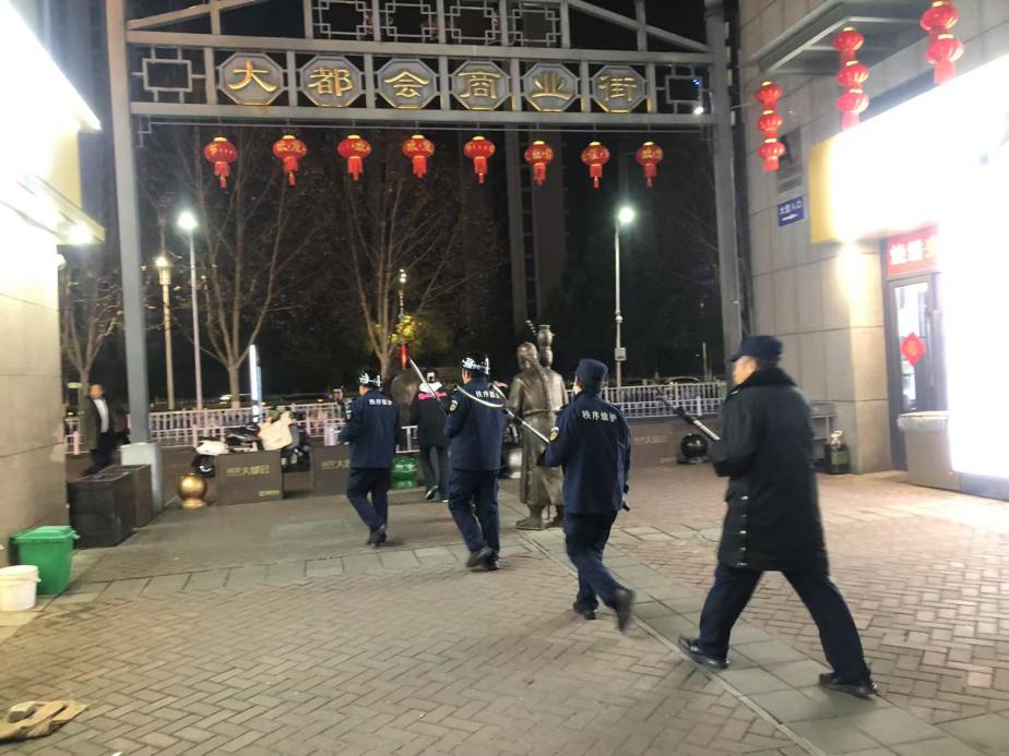 21时，尚泽大都会，瑞康物业工作人员巡查商业街，守护居民平安