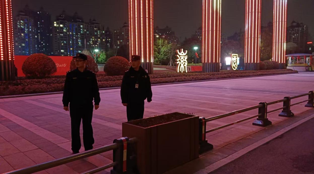 20时，徽园，城管中队执法队员做好景区周边节日值守