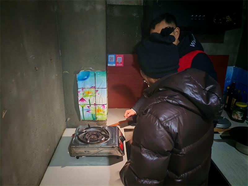 图为志愿者为困难群众讲解安全知识