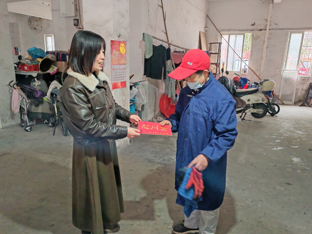 春节慰问困难群众