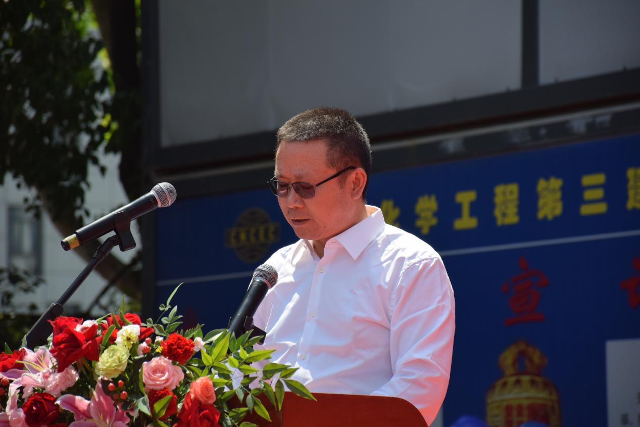 2.中化三建基础设施分公司执行董事杨步前介绍项目建设情况