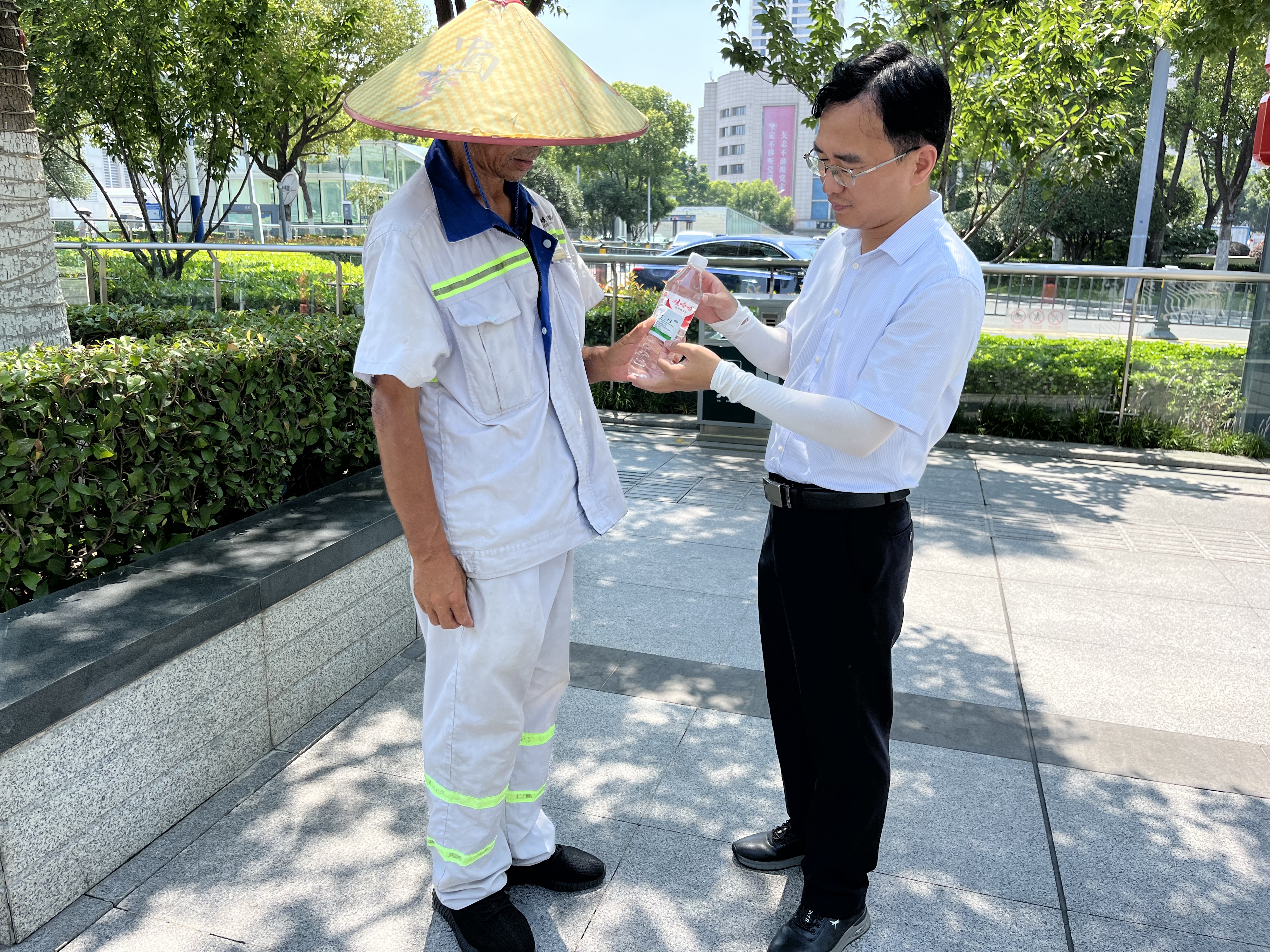 D:/U盘/月报/2025年度/7月月报图片/其他/防暑降温稿件/cff6120ed2343f82171c60a3a6868e4b.jpgcff6120ed2343f82171c60a3a6868e4b