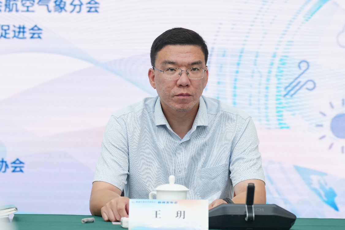 男人坐在桌子前&#xA;&#xA;AI 生成的内容可能不正确。