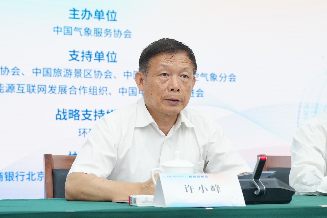 男人手上拿着纸&#xA;&#xA;AI 生成的内容可能不正确。