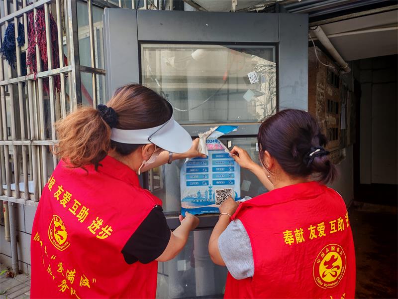 图为志愿者清理老旧宣传单