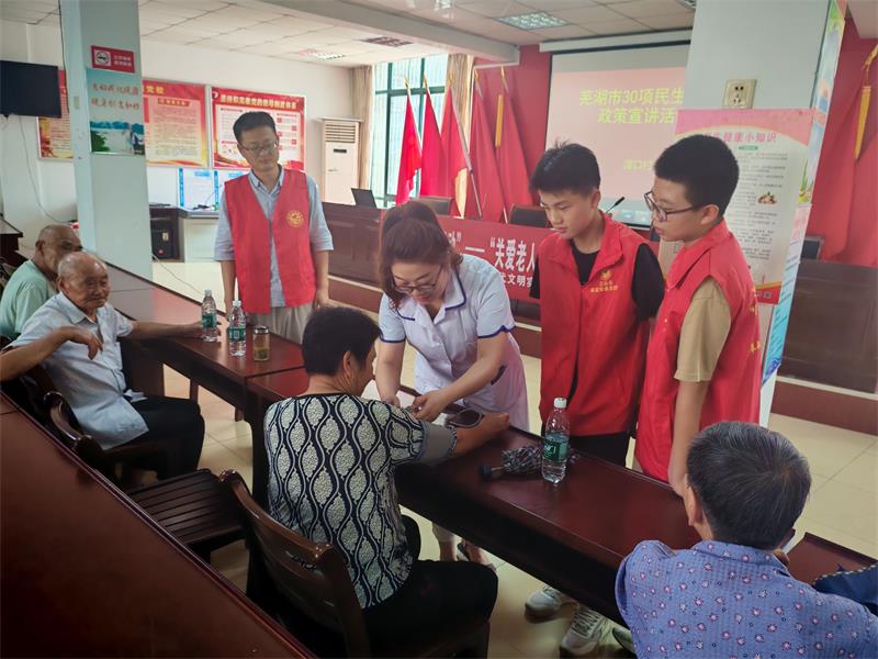 图为卫生院医生为老人测量血压