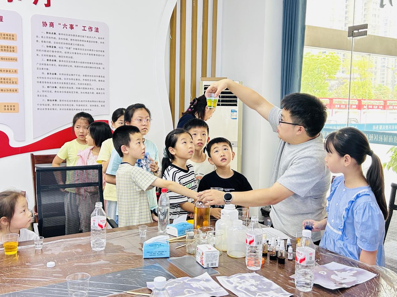 7月16日上午，南屏社区新时代文明实践站开展“童心探科学 趣味小实验”走近科学活动。 (1)