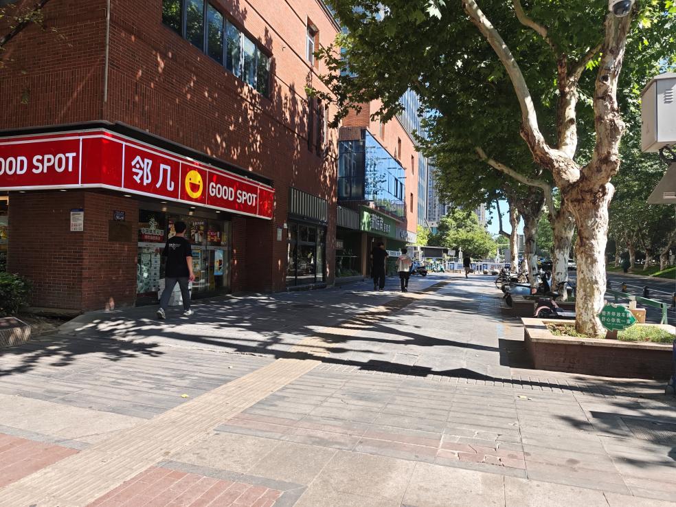 6.整治改造后的方兴社区湖北路街区