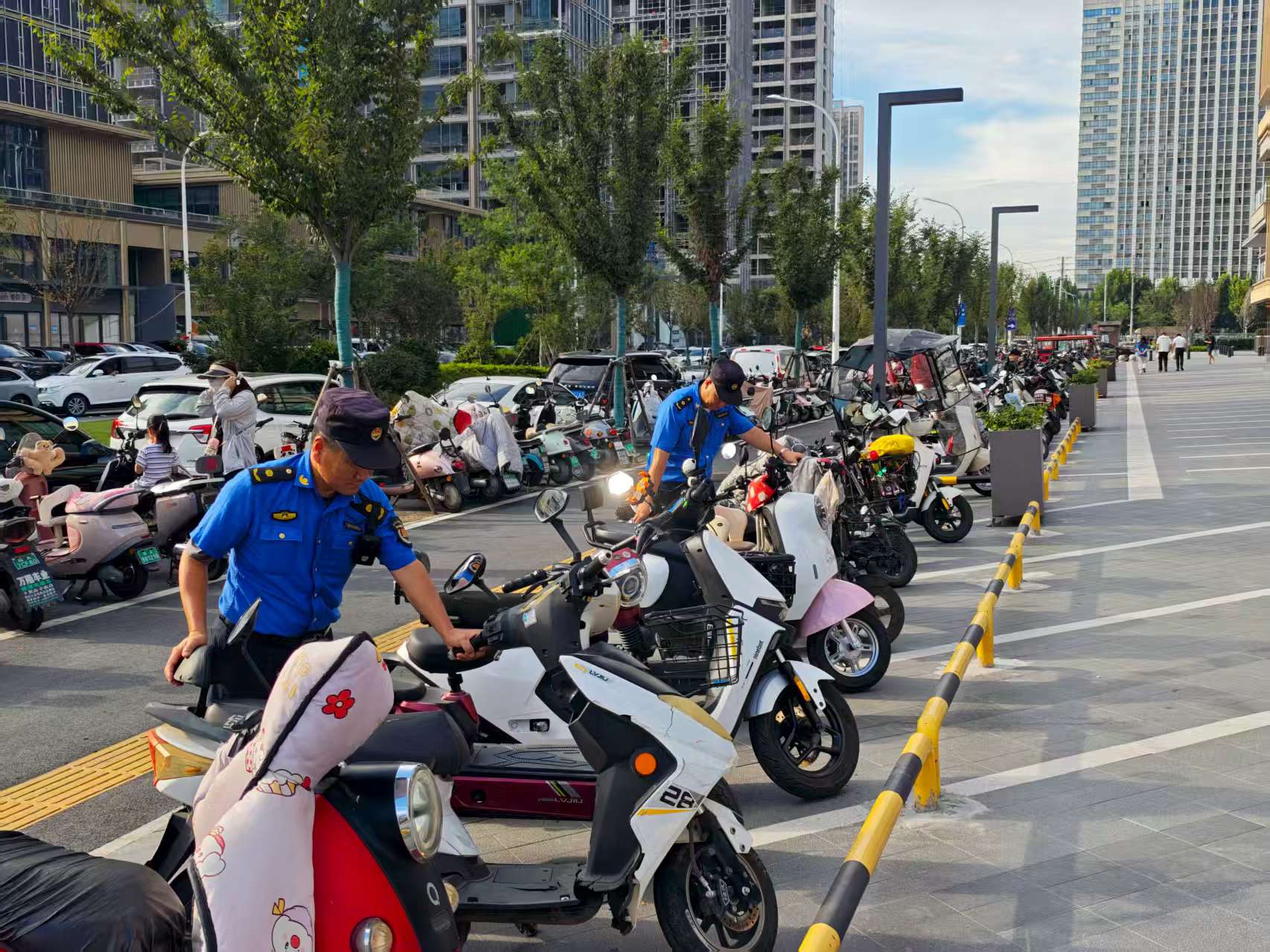 2  规范商圈周边非机动车停放