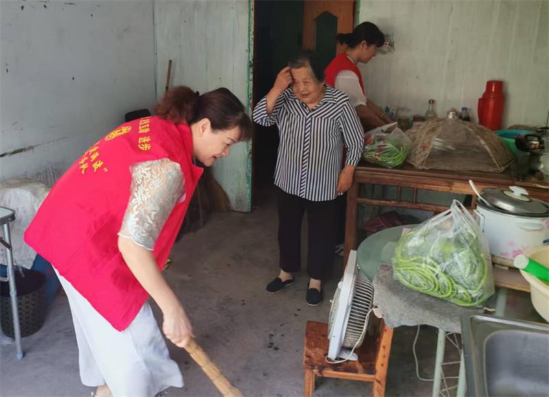 志愿者为老人打扫卫生(1)