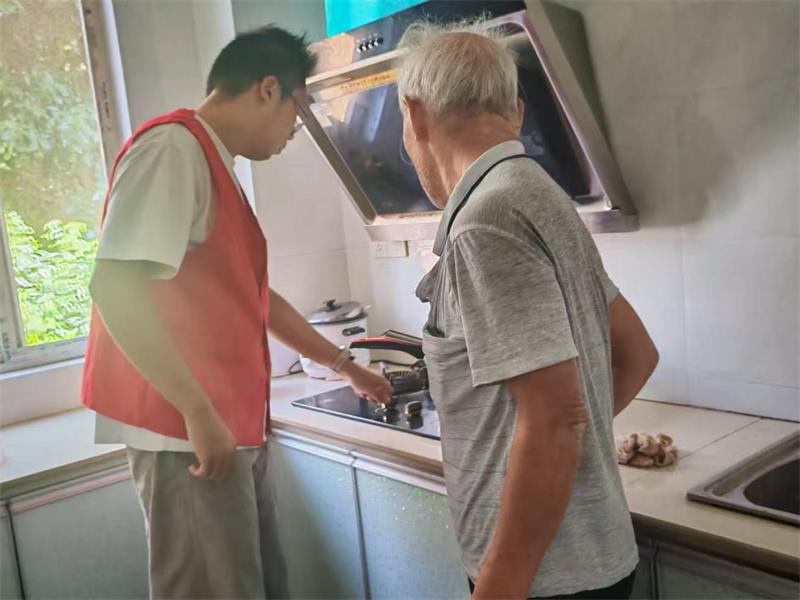 志愿者为老人检查燃气(1)