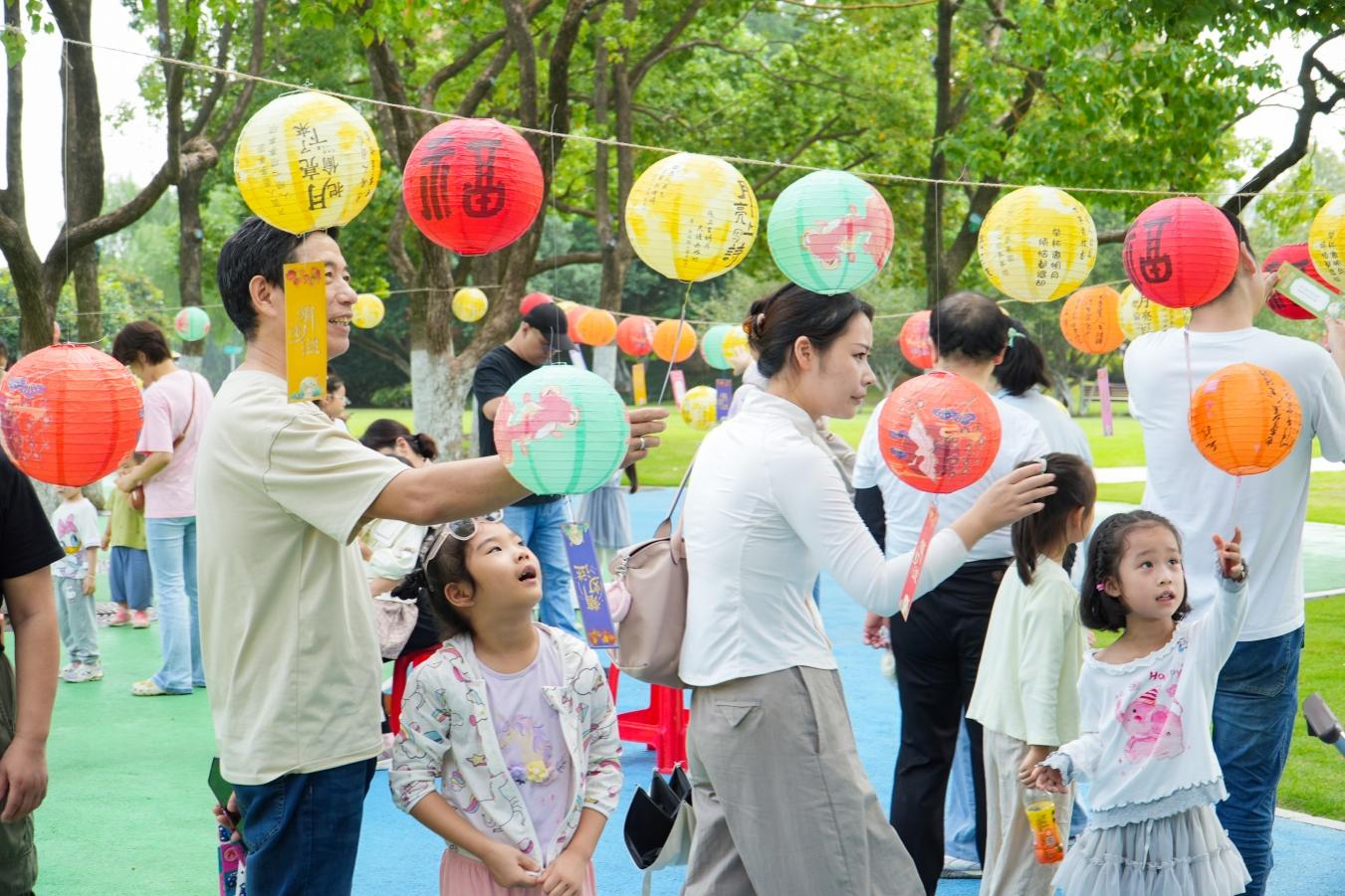C:\Users\dell\Desktop\（改）天乐公园“家国同庆，月满情浓”双节活动圆满举行\微信图片_20250928144027.jpg