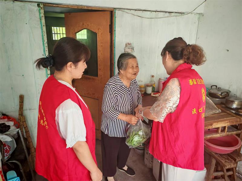 志愿者为老人送上蔬菜