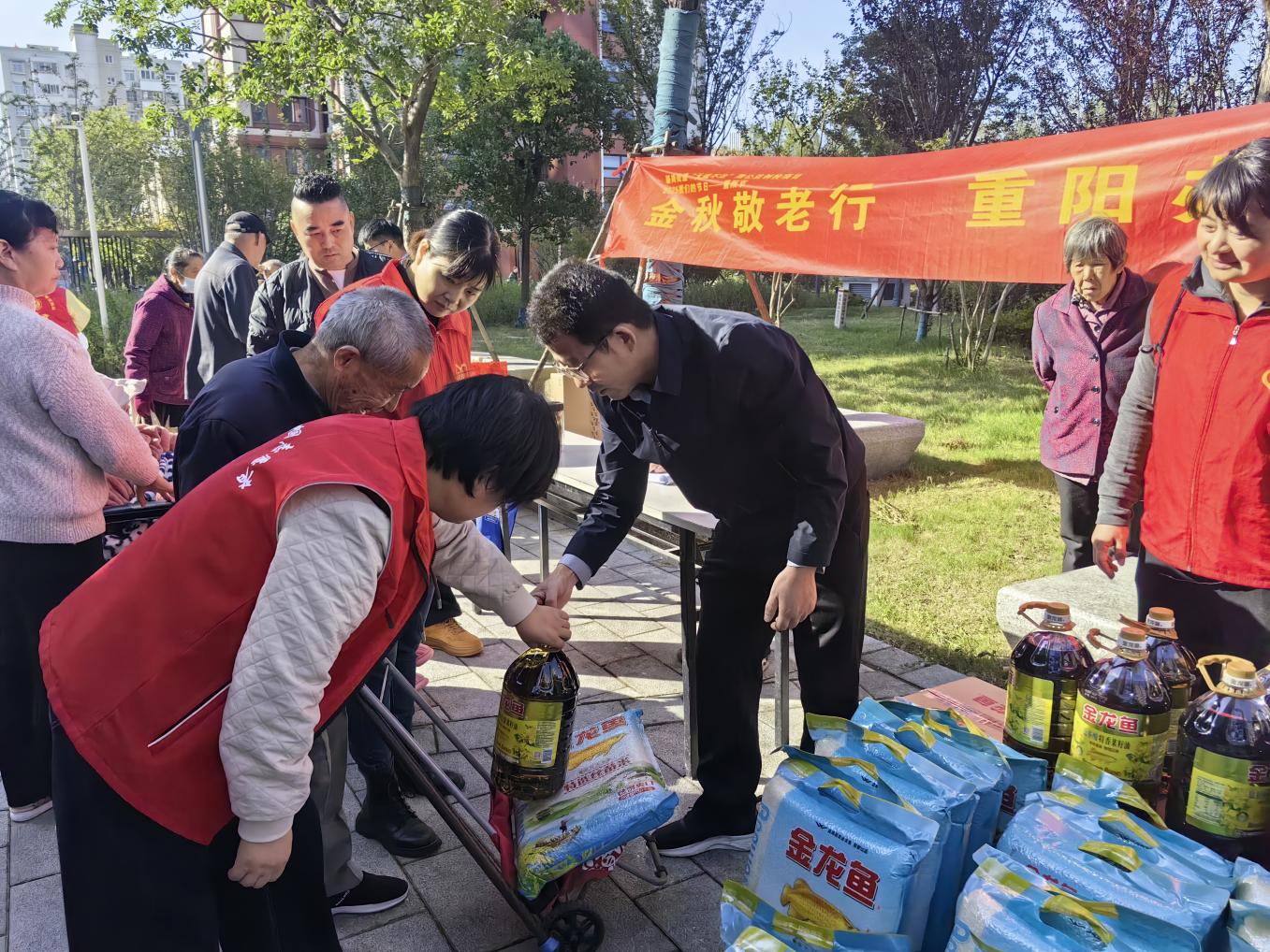 社区书记为老人搬送米和油2