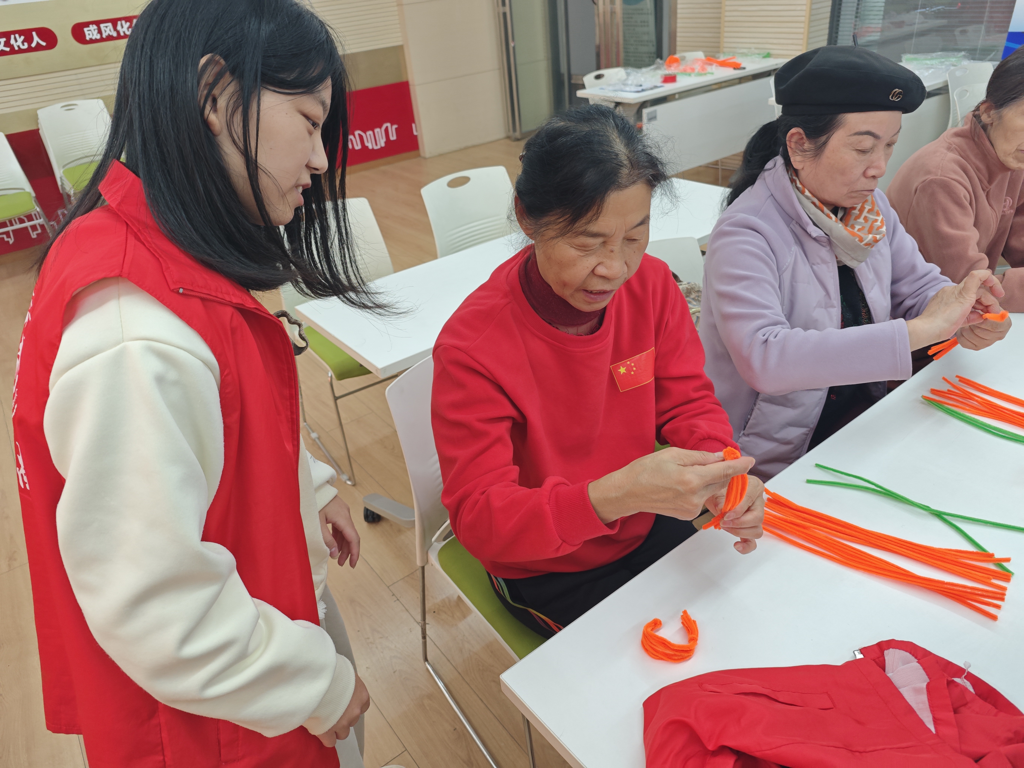 图片包含 人, 桌子, 女人, 人们

AI 生成的内容可能不正确。