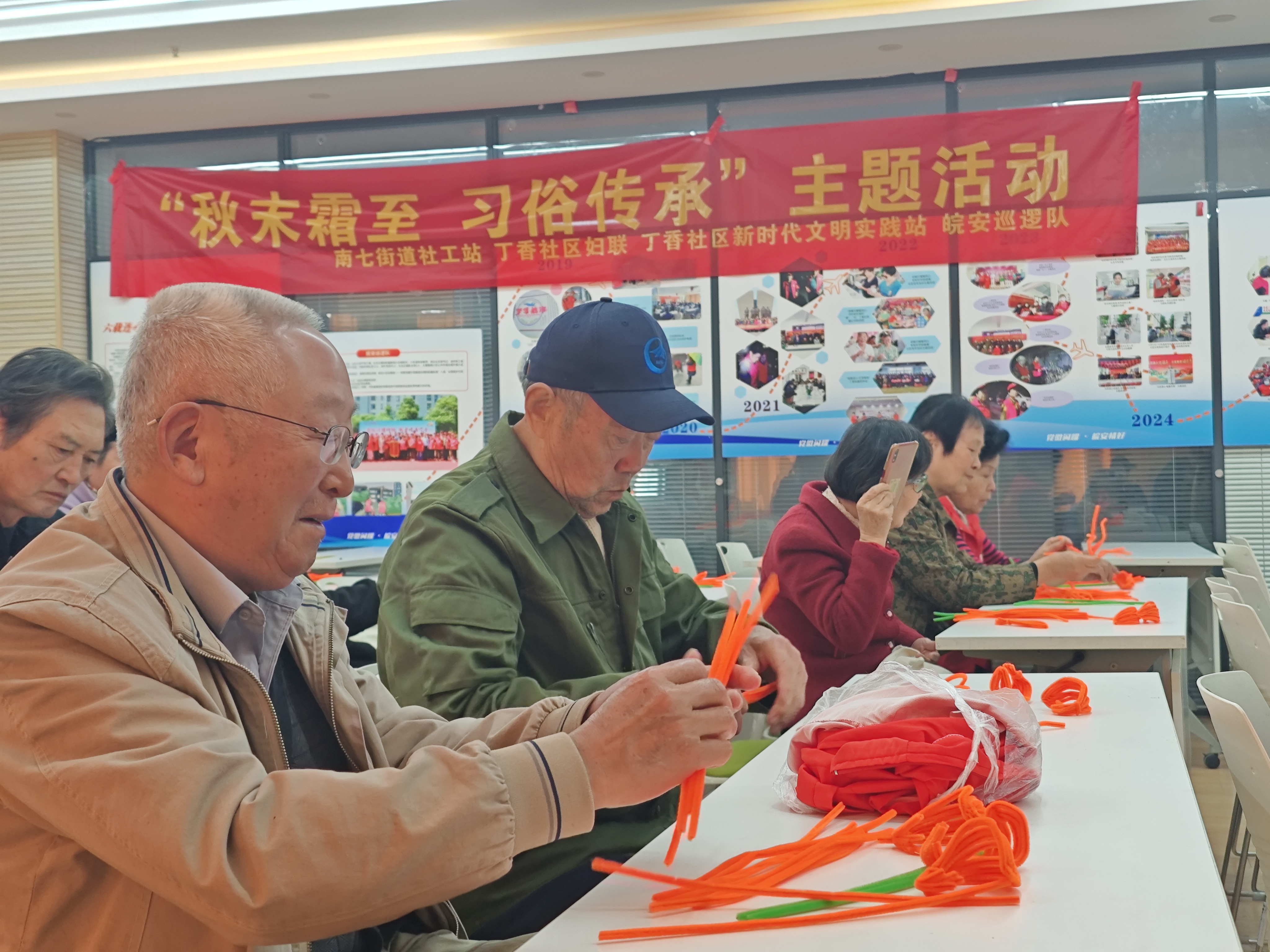 一群人正在用餐聊天

AI 生成的内容可能不正确。