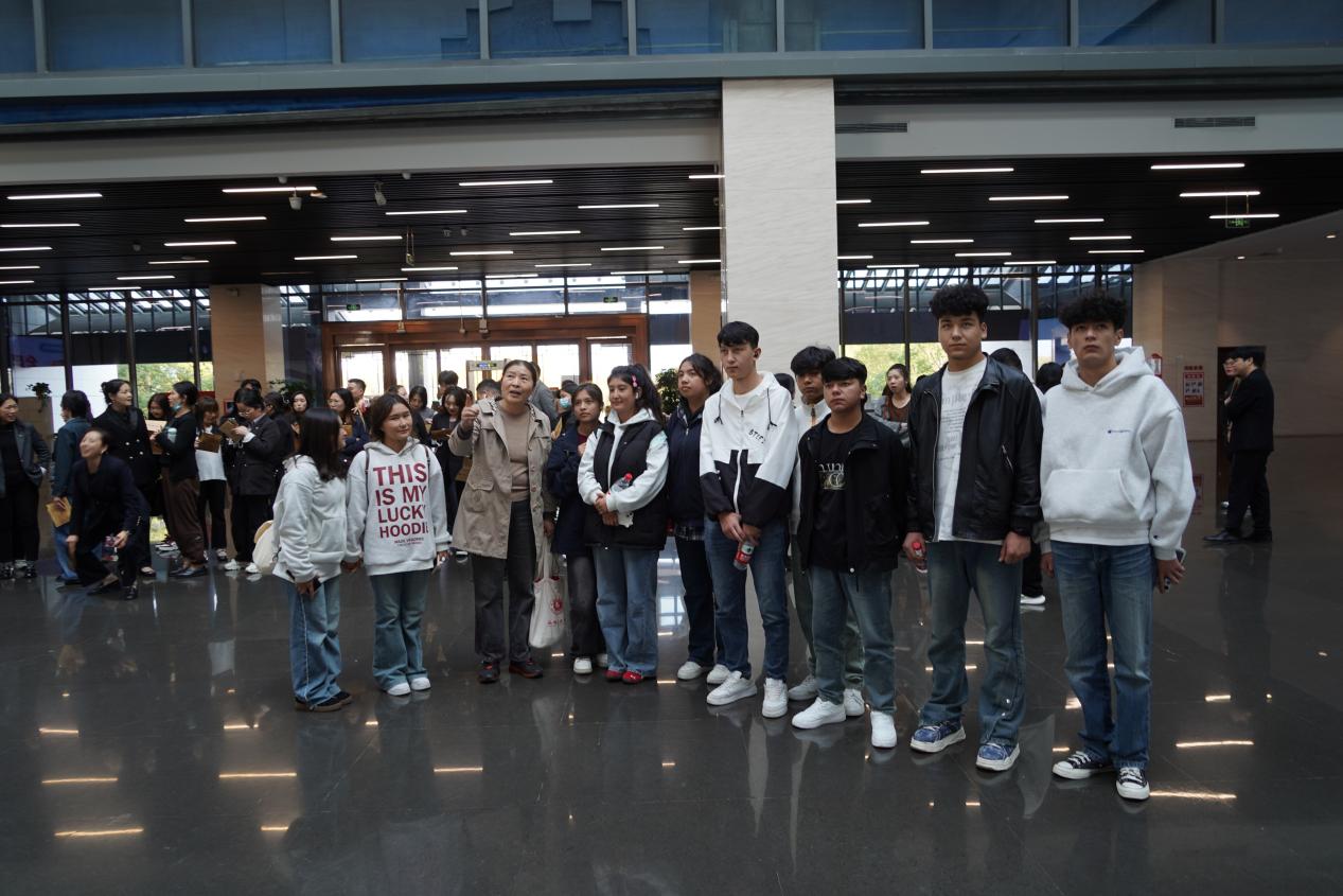 参观名人馆-讲解历史名人典故