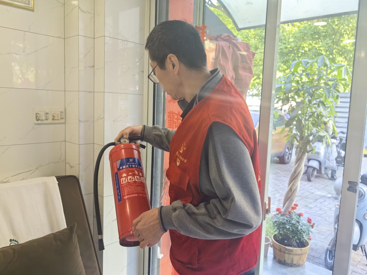 红色小管家对沿街店面进行安全生产检查