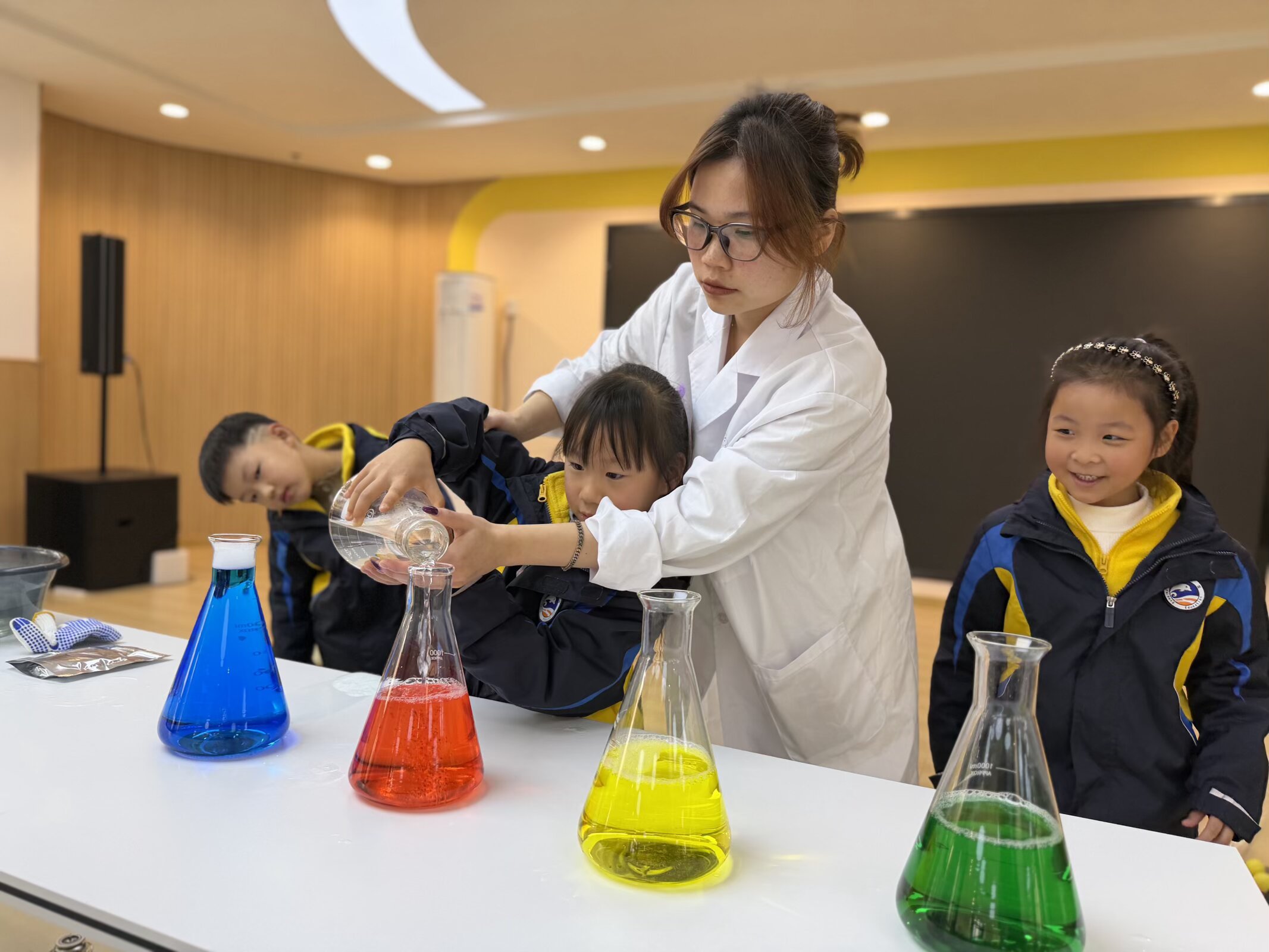 图示, 示意图

中度可信度描述已自动生成