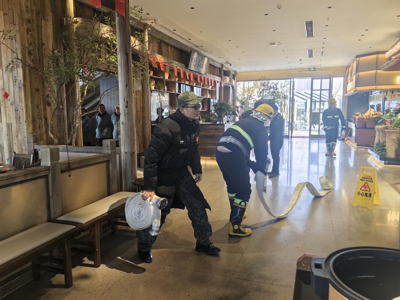 灭火抢险组携专业装备实施初期火势控制1