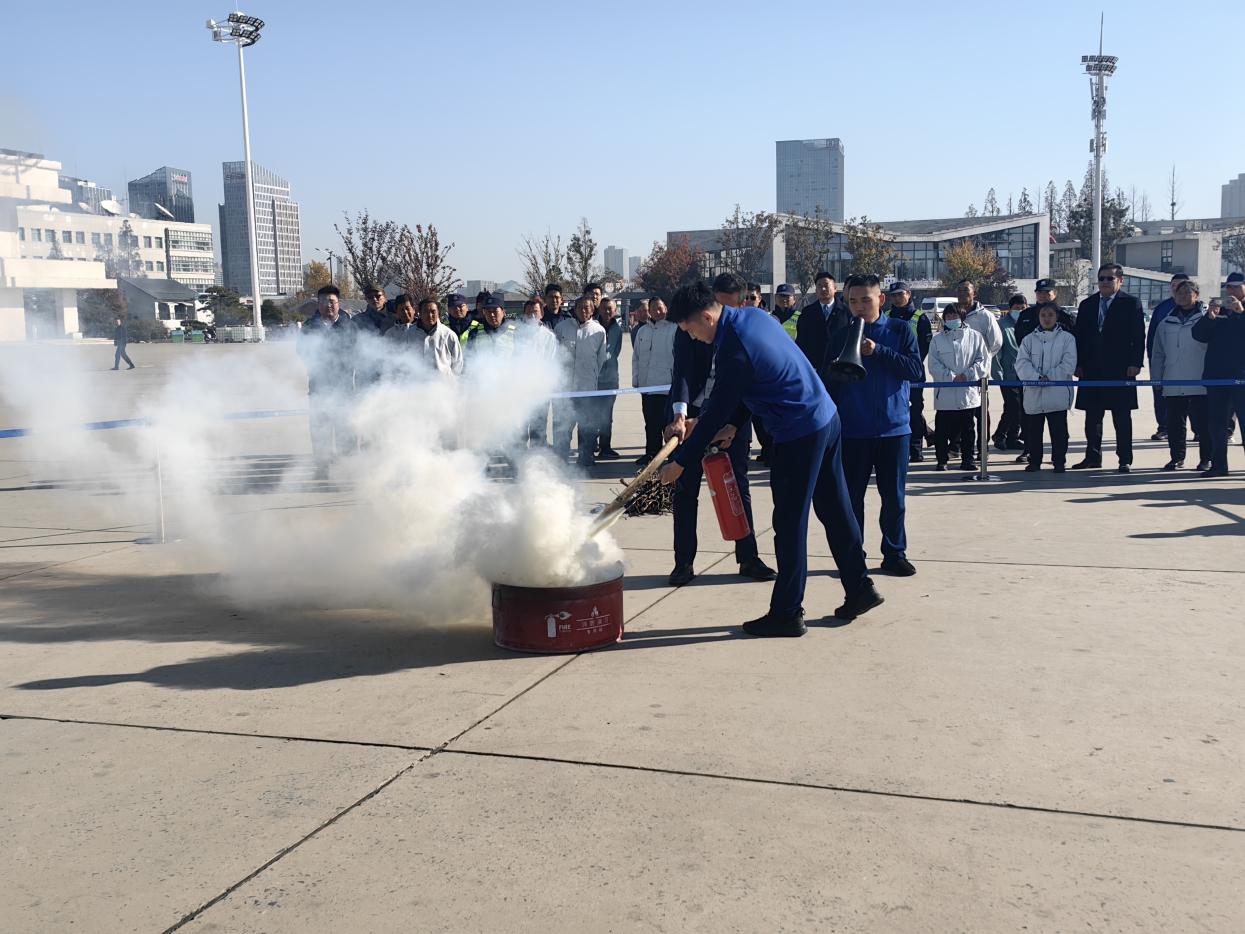 参训人员练习使用灭火器