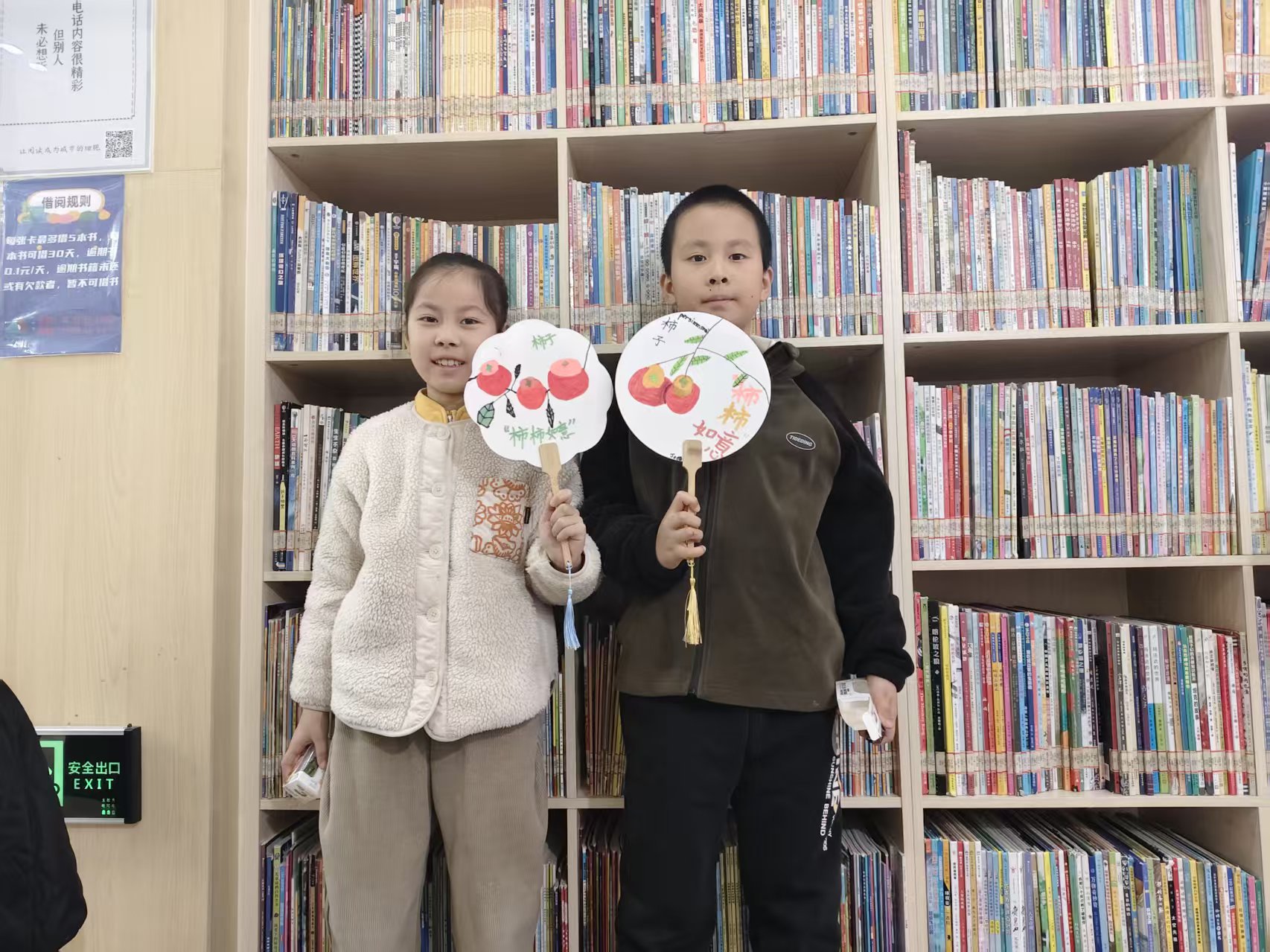 扇子名为“喜柿连连”，首先给小朋友们讲解关于柿子相关的知识，最后教大家画柿子的技巧。