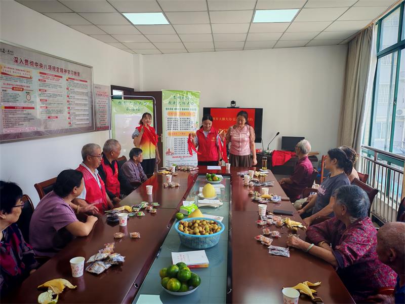 志愿者利用快板宣传抵制大操大办