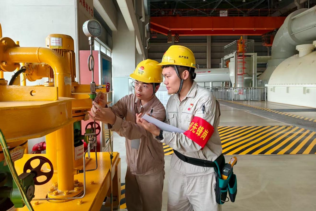 图为运行人员对照清单核查标识牌（原图）